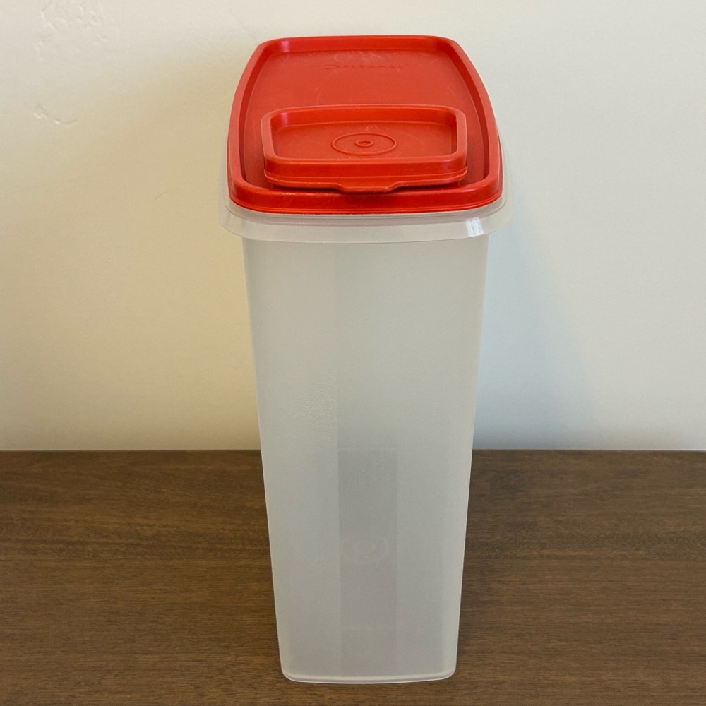 TUPPERWARE 20 CUP STOR N POUR CEREAL PASTA CONTAINER #1588 WITH RED SEAL #1589